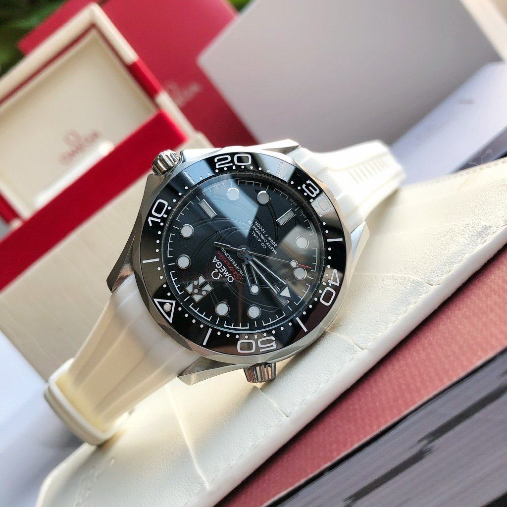 SEAMASTER DIVER 300M CO-AXIAL 42MM 007 WHITE RUBBER