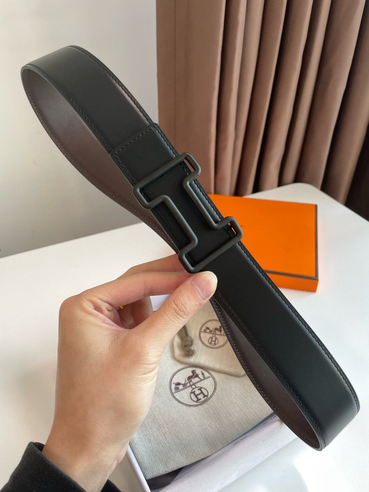 H TONIGHT BELT 38MM BLACK BUCKLE BLACK ETOUPE LEATHER