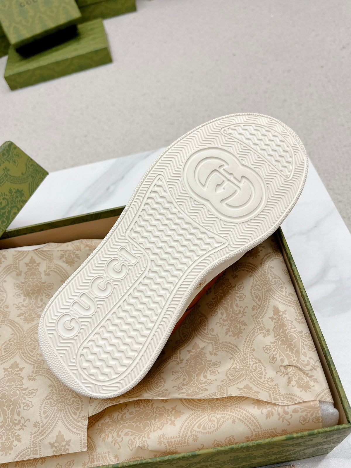 GG EMBOSSED TRAINER CARAMEL CALFSKIN