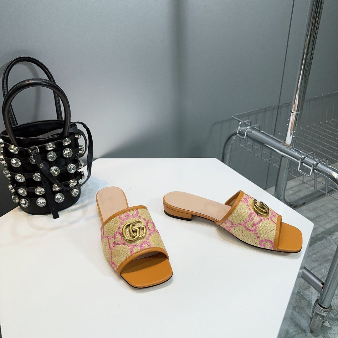 GG MATELASSÉ CANVAS SLIDES PINK LOGO