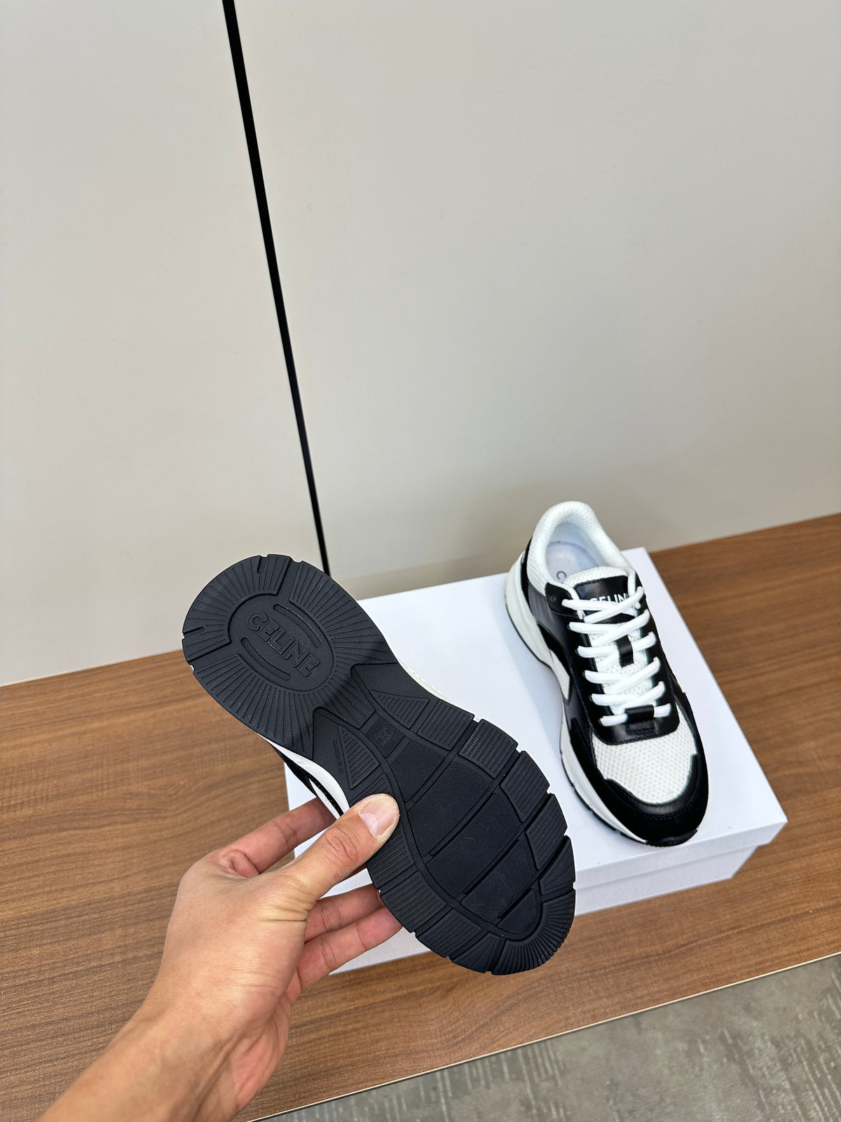 RUNNER CR-03 LOW LACE-UP IN WHITE MESH AND BLACK CALFSKIN