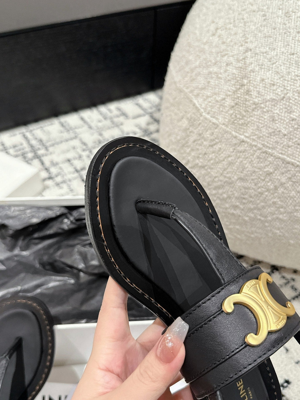THONG SANDAL IN BLACK CALFSKIN