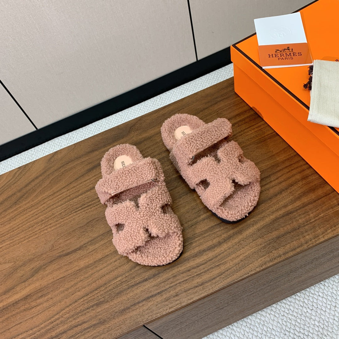 HM Chypre Sandal In Light Pink Lamb Wool 984184