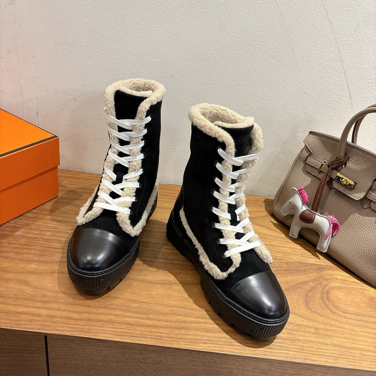 HM 26S Fresh Botines 4cm Black Suede Shearling 110591