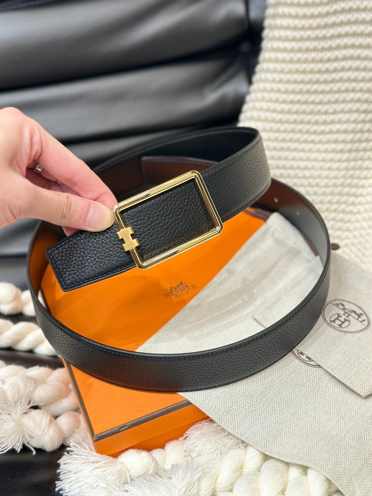 HM TUBE H BELT GOLD BUCKLE & REVERSIBLE BLACK LEATHER STRAP 38MM