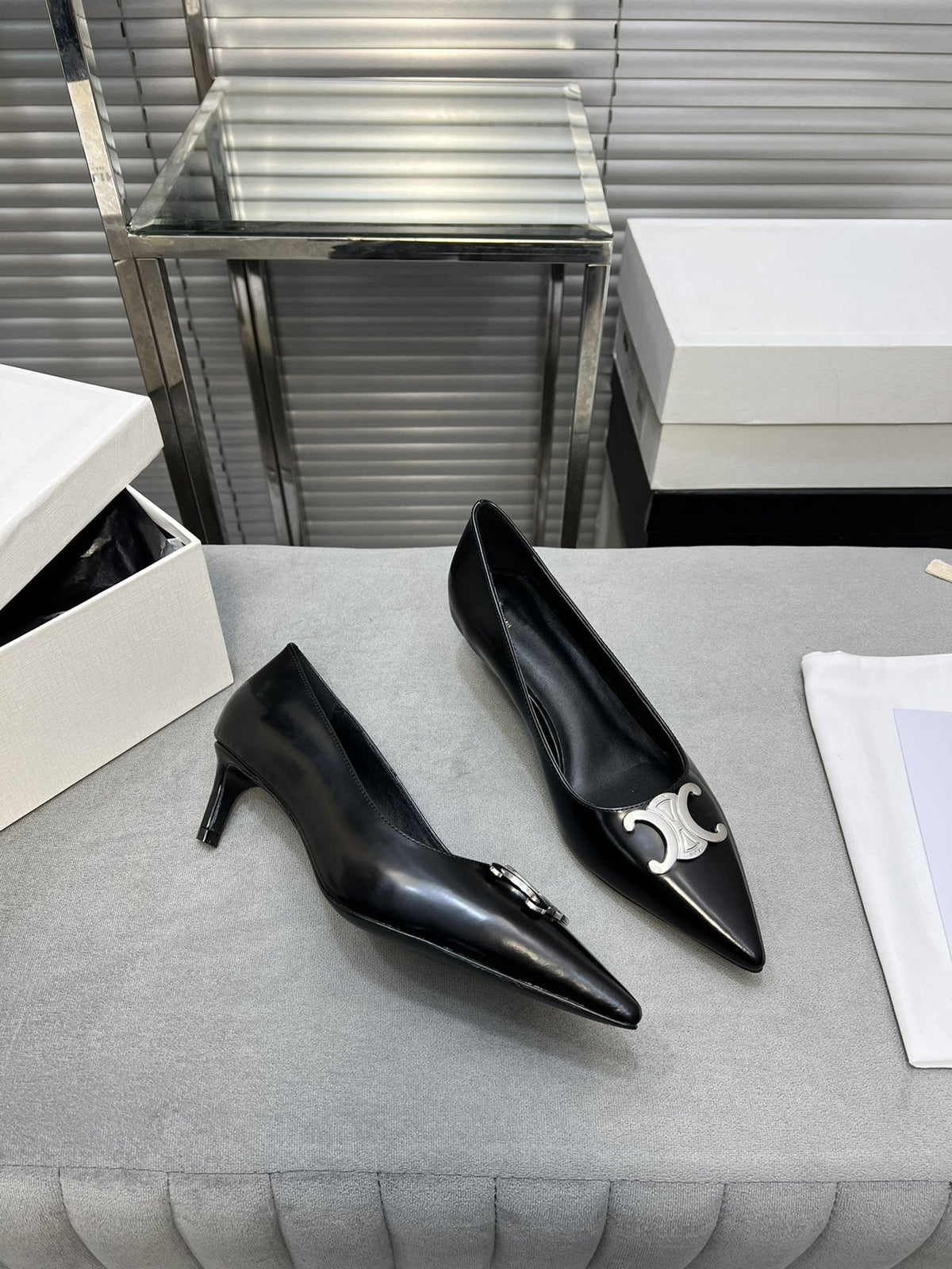 cl pumps 50 black calfskin silver logo