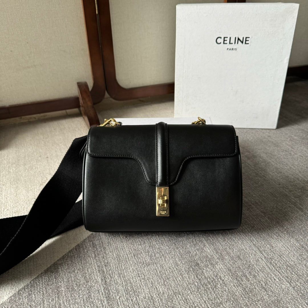 FLAP SHOULDER BAG 23 IN BLACK LAMBSKIN GOLD HARDWARE