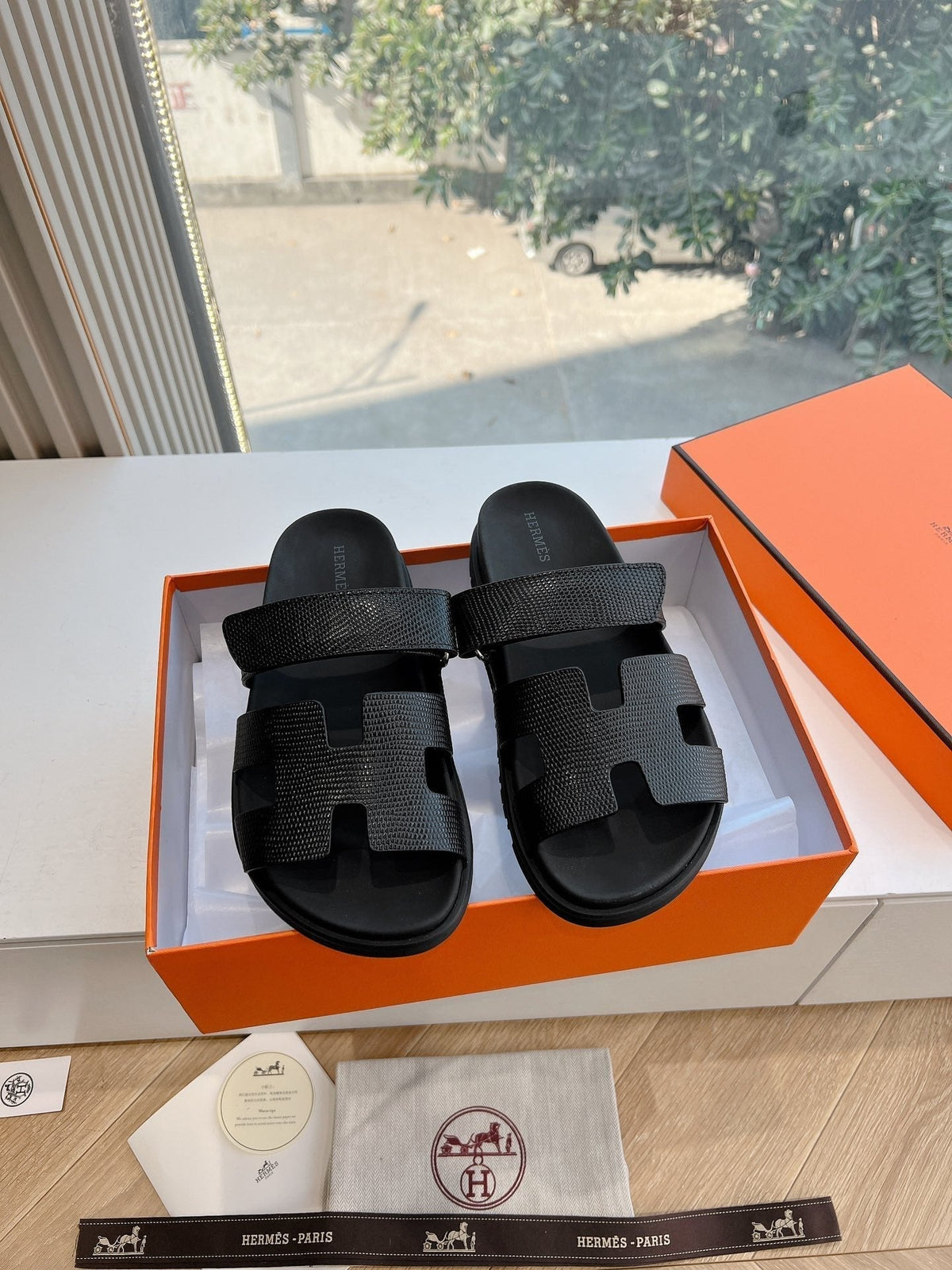 CHYPRE SANDAL IN BLACK SHINY GRAINED CALFSKIN