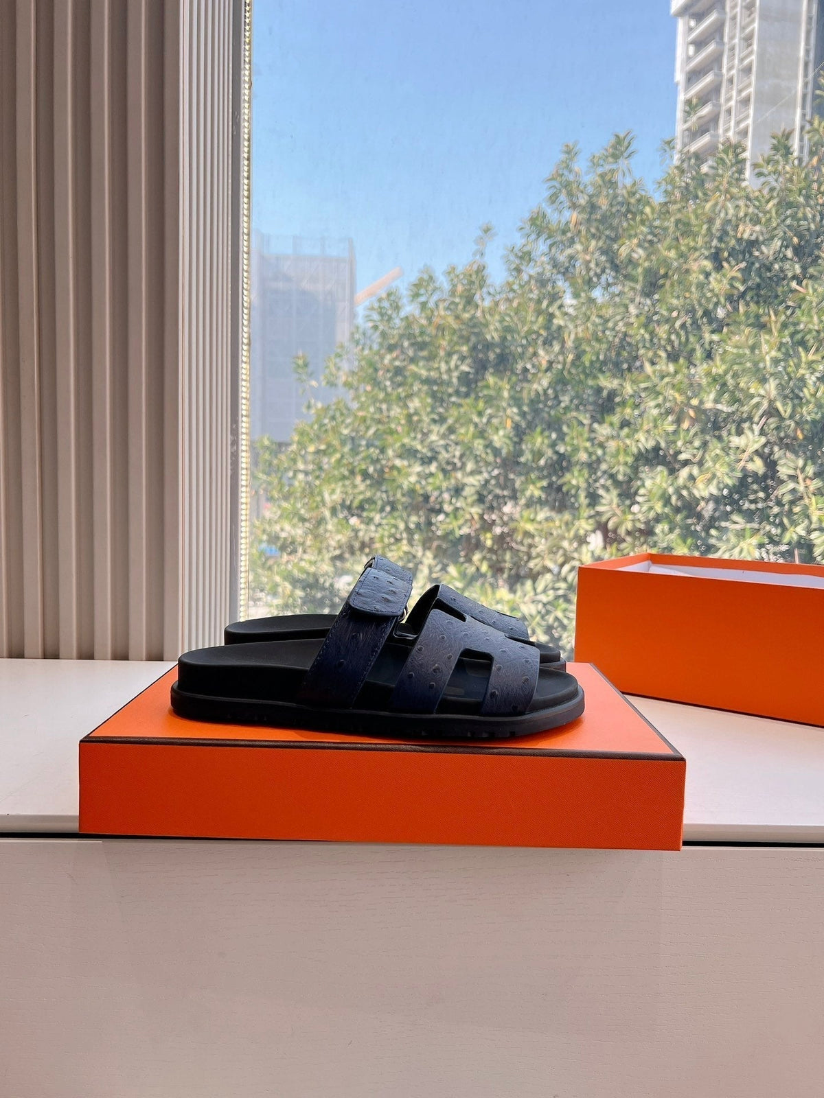 CHYPRE SANDAL IN BLACK GRAINED CALFSKIN