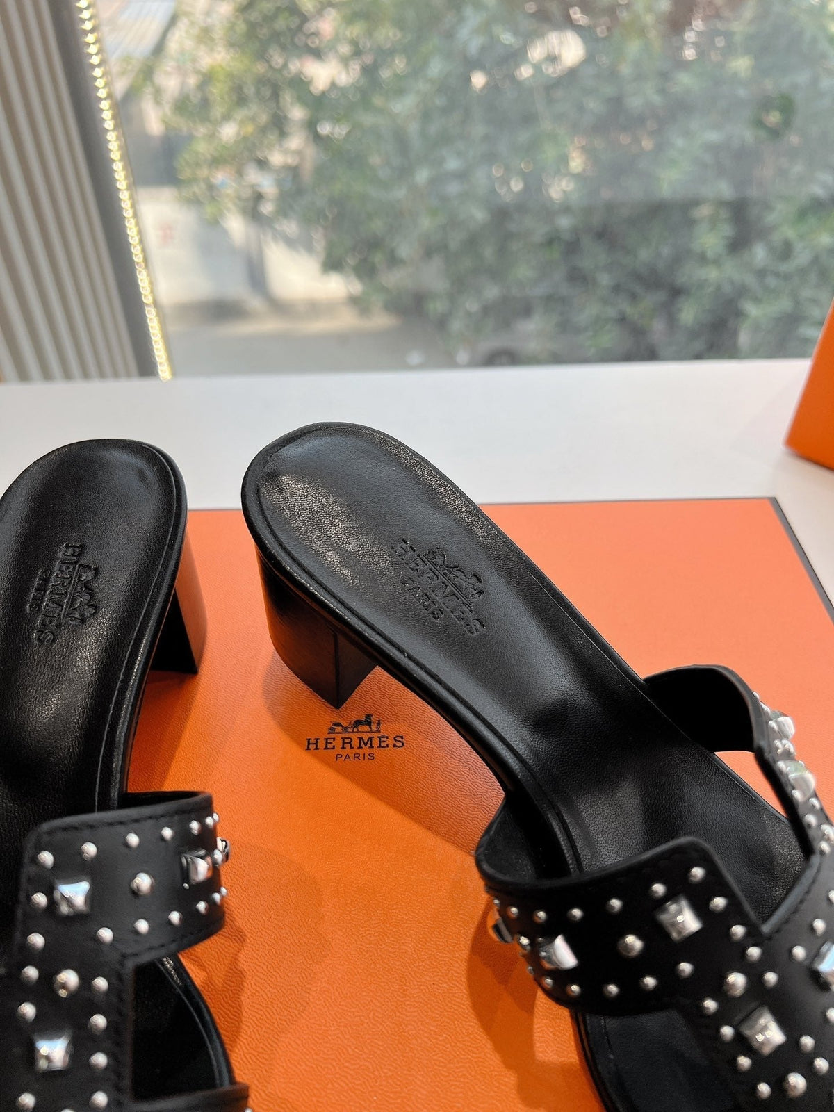 OASIS SANDAL IN BLACK CALFSKIN WITH STUD
