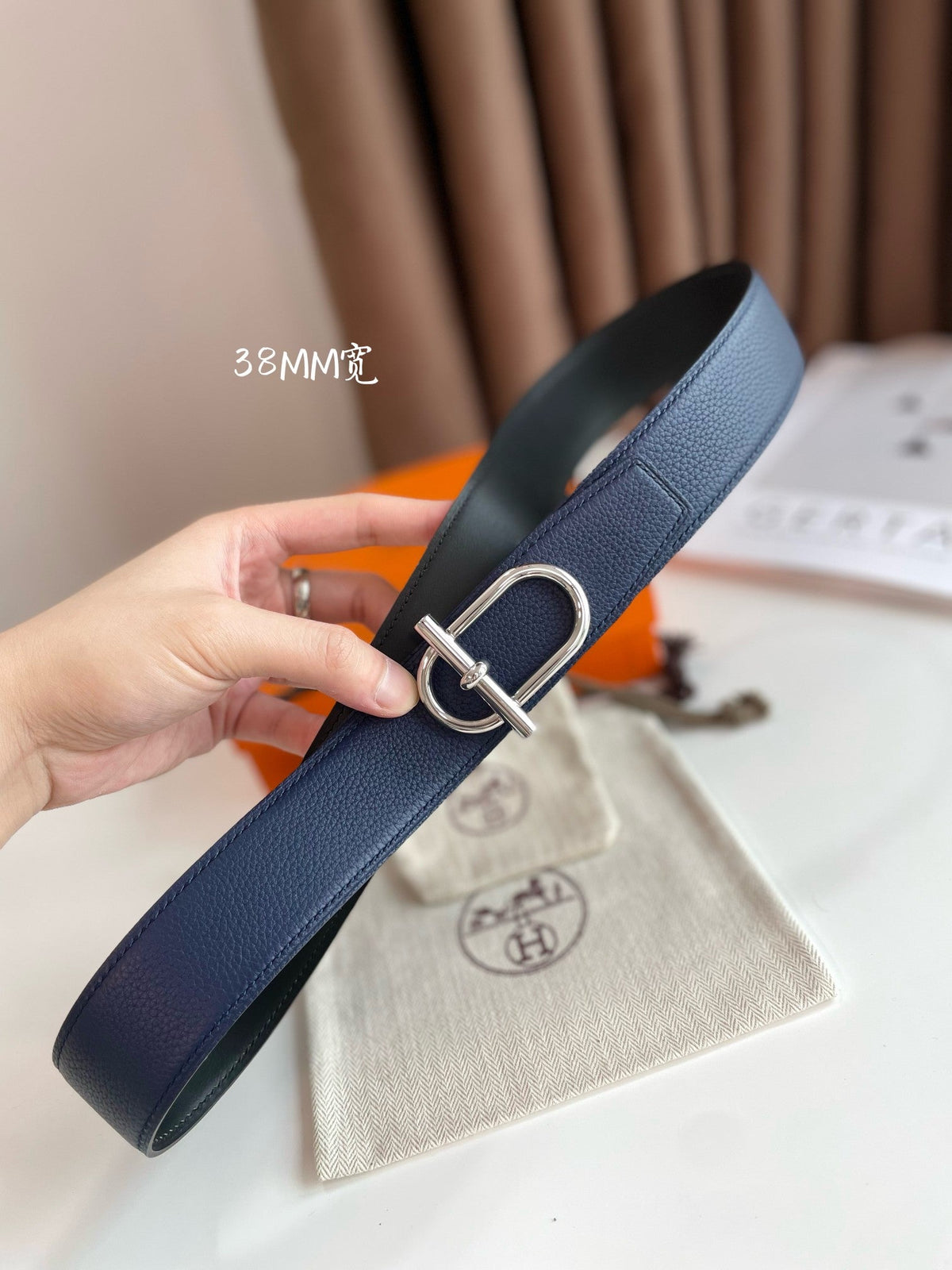 HM ITHAQUE BELT SILVER BUCKLE & REVERSIBLE NAVY BLUE AND BLACK LEATHER STRAP 38MM