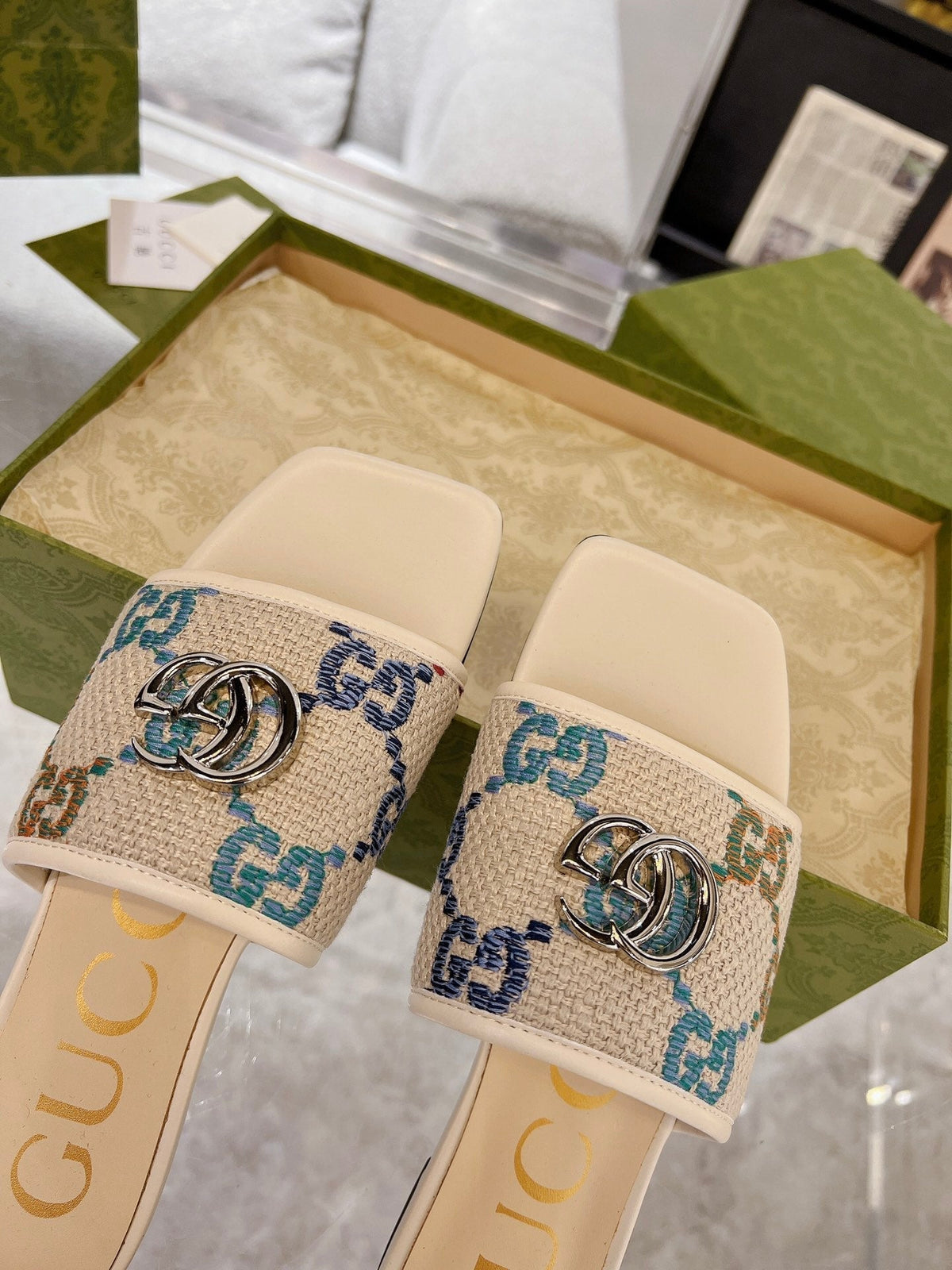GG EXCLUSIVE SLIDE SANDAL IVORY SEDGE WITH NAVY PATTERN