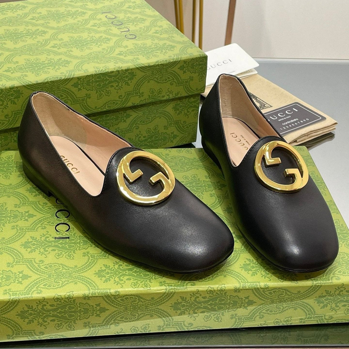 BLONDIE LOGO-PLAQUE LOAFERS IN BLACK CALFSKIN