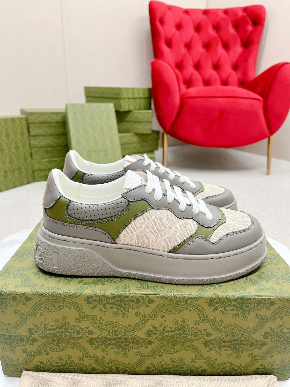 GG TRAINER GRAY AND CREAMY WHITE CALFSKIN