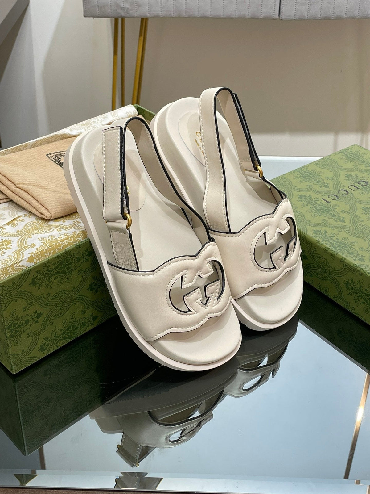 GG INTERLOCKING G CUT OUT SANDAL WHITE LAMBSKIN
