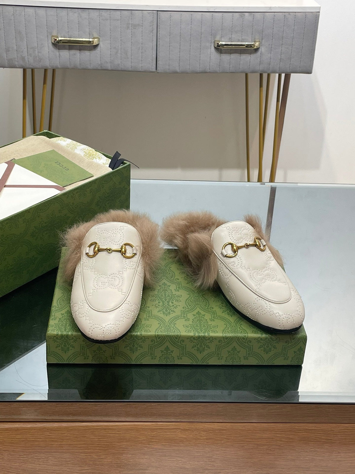 HORSEBIT MULE IN WHITE EMBOSSED CALFSKIN AND LAMB WOOL LINING