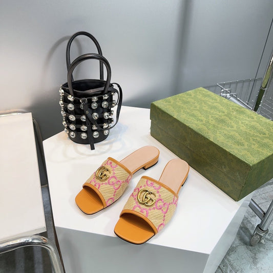 GG MATELASSÃ‰ CANVAS SLIDES PINK LOGO