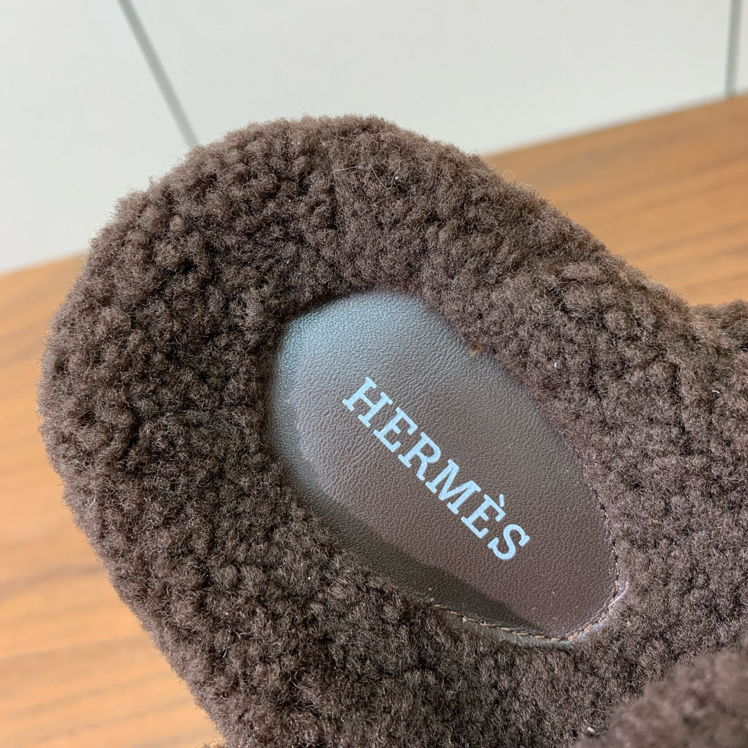 HM Chypre Sandal In Dark Brown Lamb Wool 984179