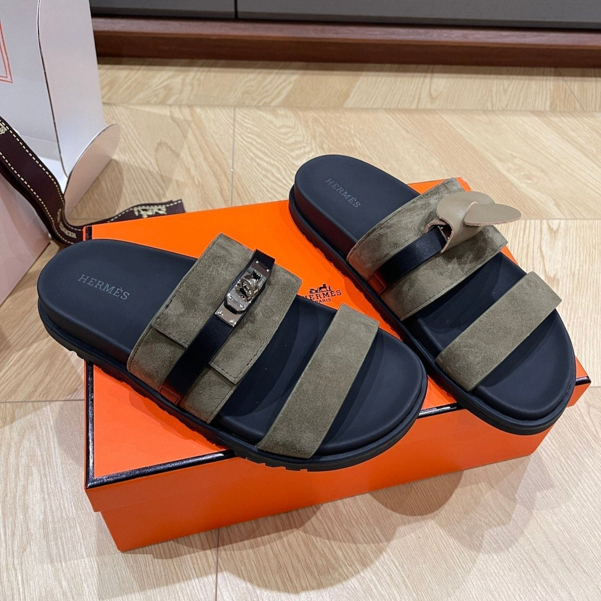 HM 25 Jackson Sandal Khaki Suede Black Calfskin