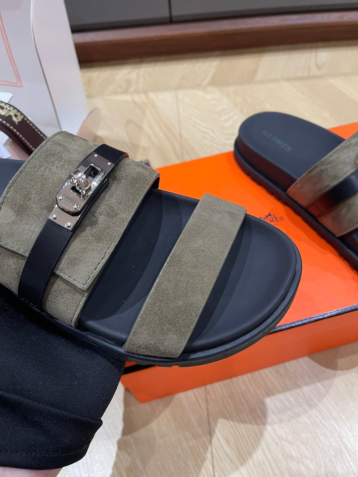 HM 25 Jackson Sandal Khaki Suede Black Calfskin