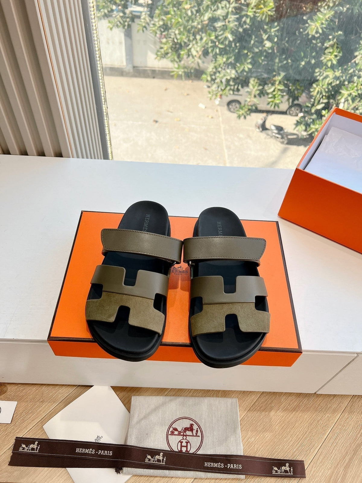 CHYPRE SANDAL IN ARMY GREEN SUEDE AND CALFSKIN