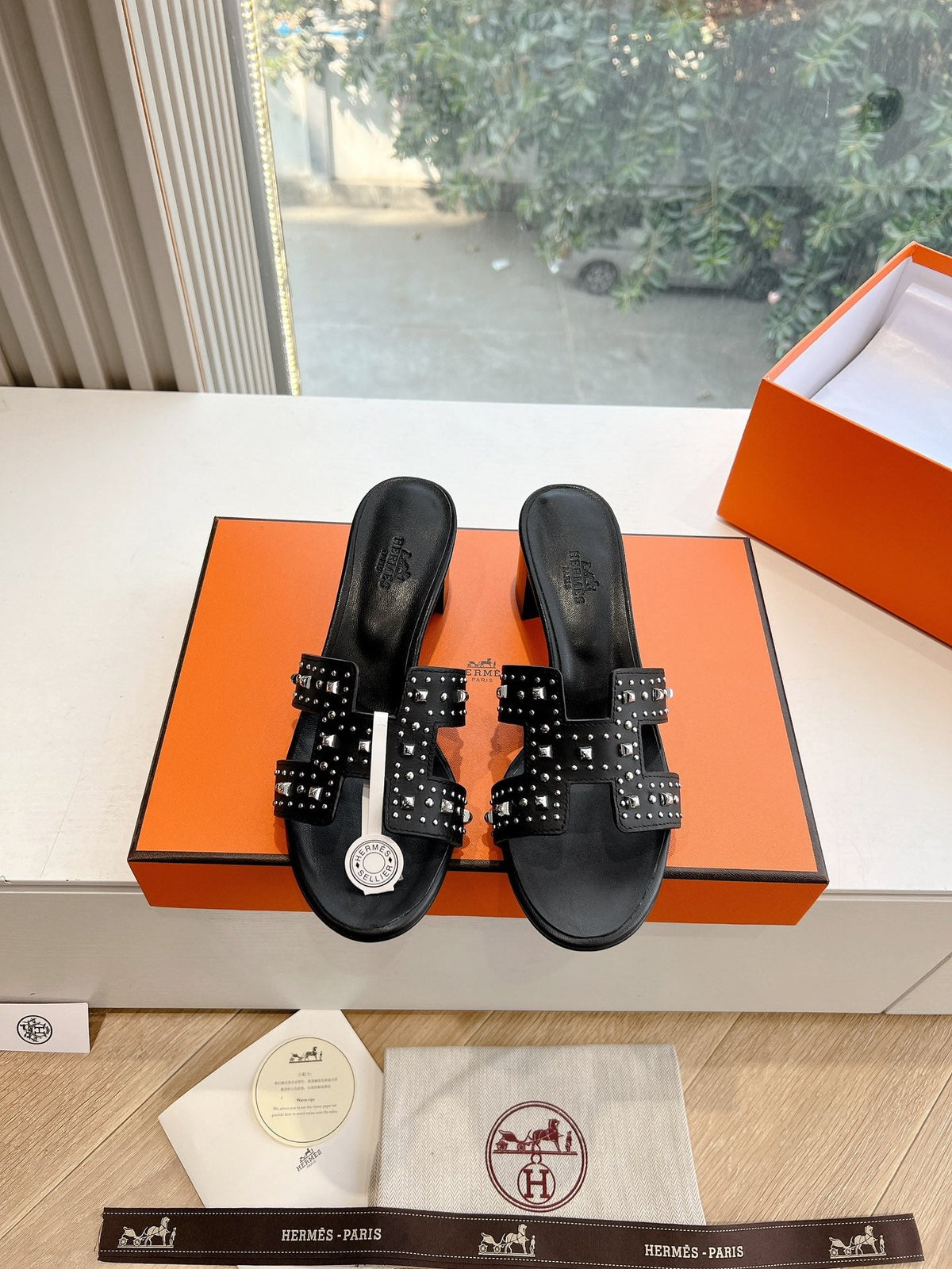 OASIS SANDAL IN BLACK CALFSKIN WITH STUD