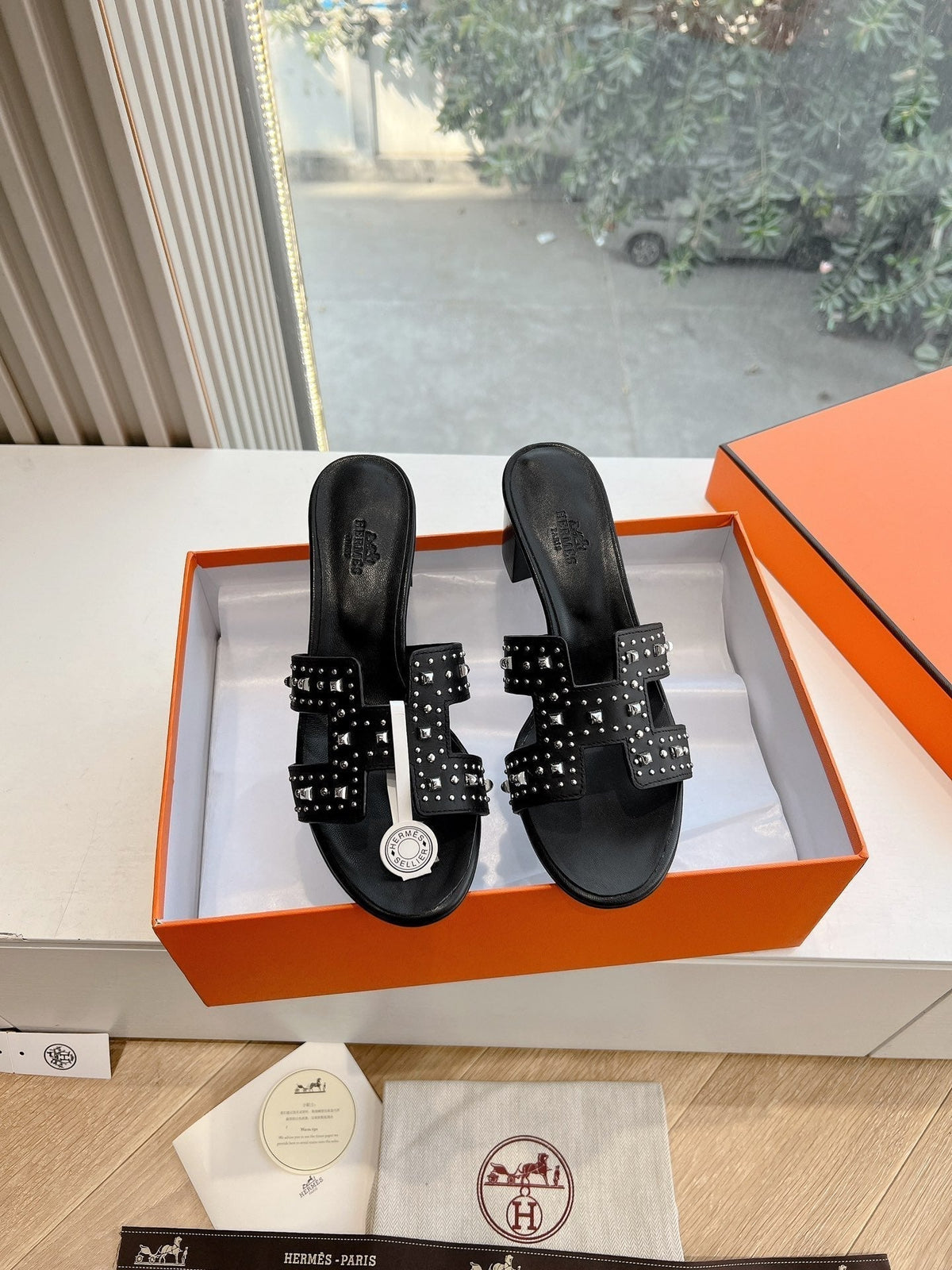 OASIS SANDAL IN BLACK CALFSKIN WITH STUD